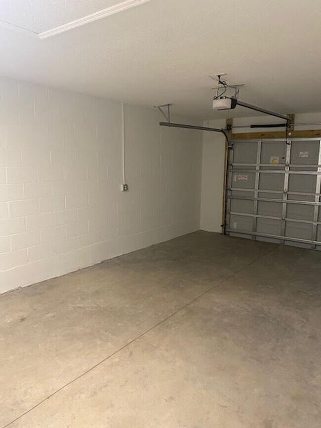 Building Photo - 27 Pony Ln