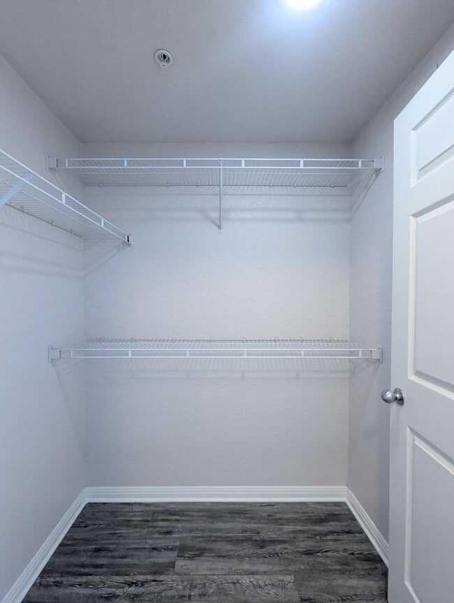 Building Photo - 2x2 Conveniently located. Large open conce...
