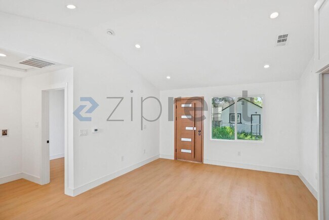 Building Photo - Unit 2