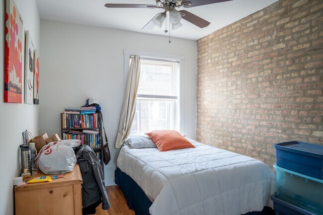 Building Photo - Albany Park - 2 Bed / 1 Bath - Laundry In-Unit w/ Central Heat