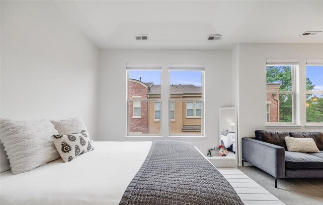 Building Photo - Updated 2BD, 2.5BA Townhome in Centennial ...