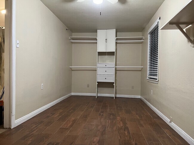 Building Photo - 2556 W Ramona Rd