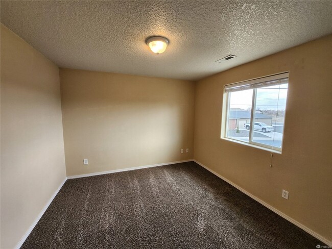 Building Photo - 3 bedroom 2.5 Bath Townhouse with garage i...