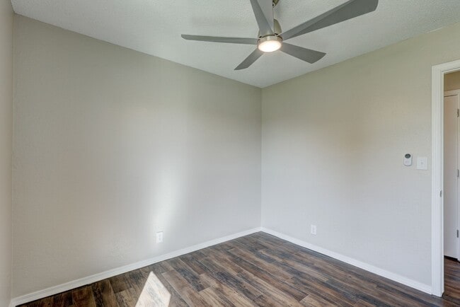 Building Photo - Home Like Living at Apartment Prices
