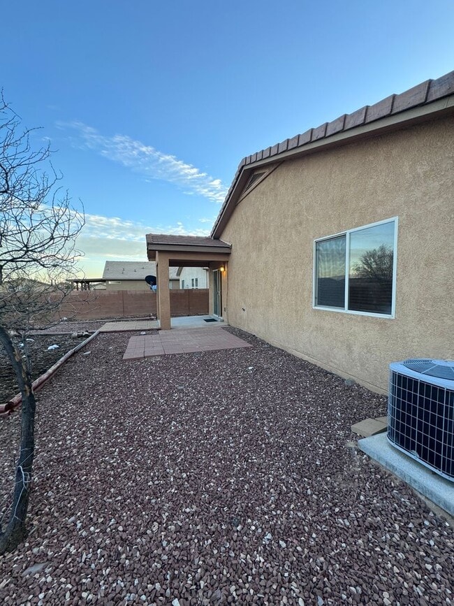 Building Photo - 3 bed 2 bath 1400 sq ft home- MOVE IN SPECIAL!