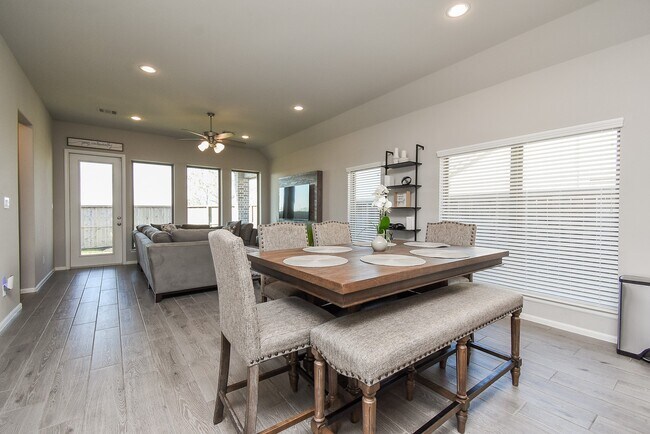 Building Photo - 31443 Splitting Willow Ln