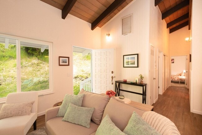 Building Photo - Modern Bayside Retreat – Renovated 3 Bed +...