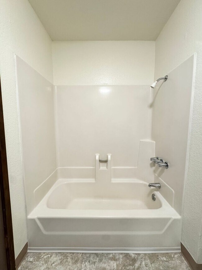 Building Photo - Move-In Special! $250/OFF 1st Month Rent