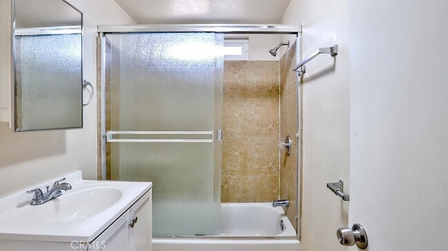 Building Photo - 1829 1/2 E 63rd Street Unit