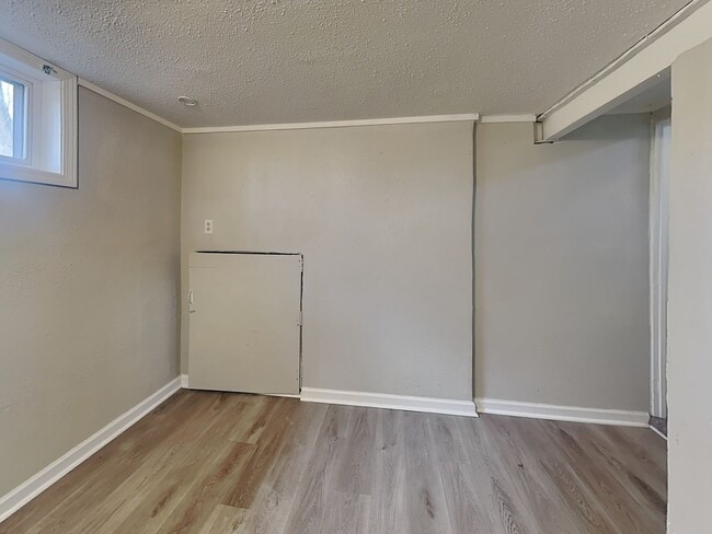 Building Photo - Updated 3 Bed Home with Granite Kitchen, Fenced Yard & Garage