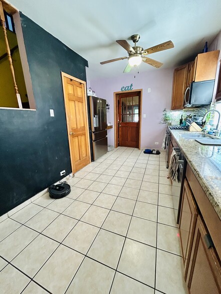 Kitchen - 5855 N Austin Ave