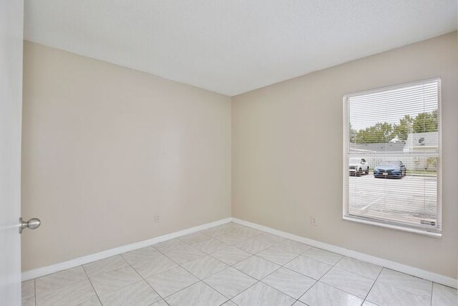 Building Photo - Charming 3/2 Spacious Home Located in the ...