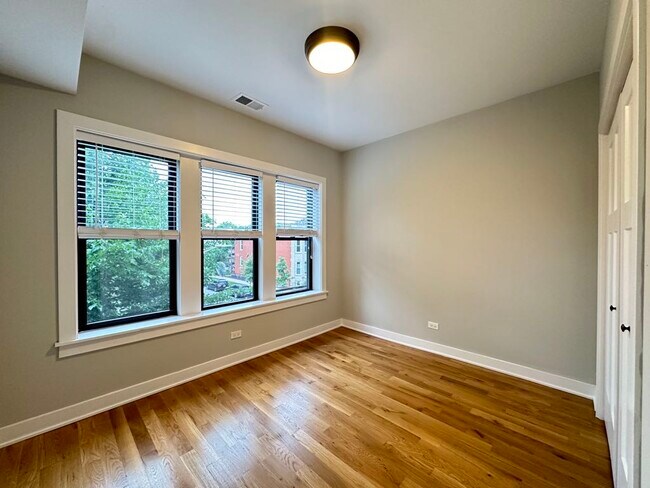 Building Photo - 2206 W Eastwood Ave