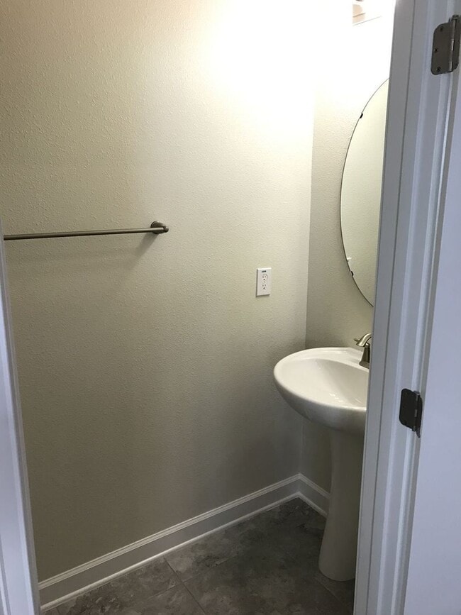 Building Photo - Newer 3/2.5ba Home at The Oaks in Moss Park with FREE Internet, Cable and Phone