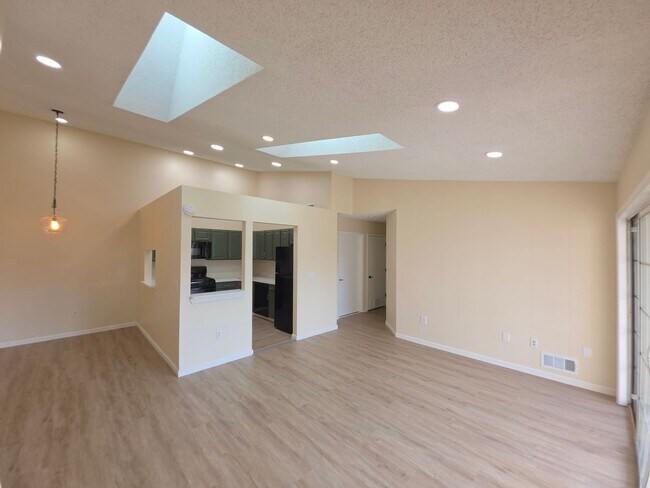 Building Photo - 12 Amberly Ct