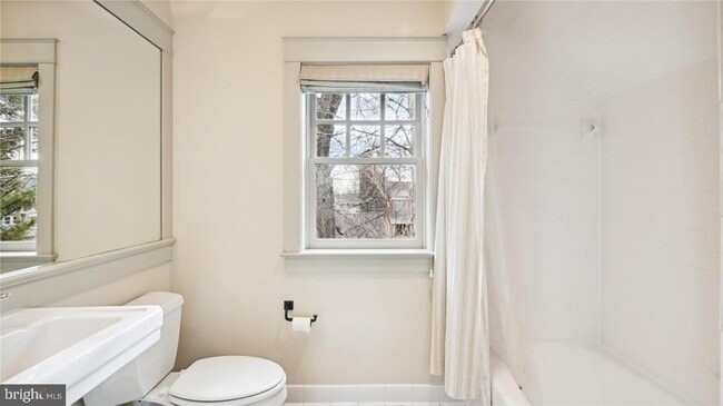 Building Photo - 136 N Irving St