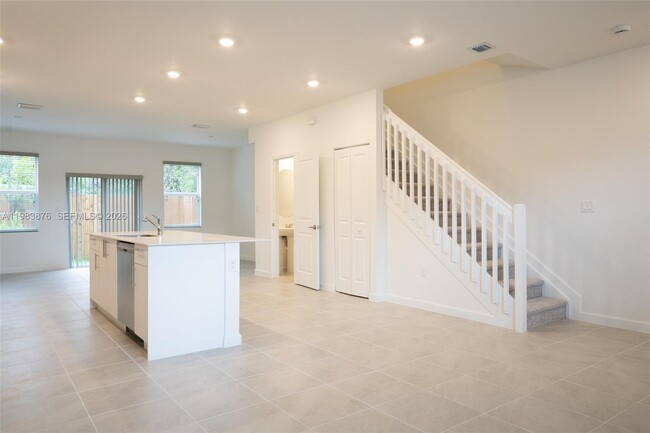 Building Photo - 204 SE 10th St