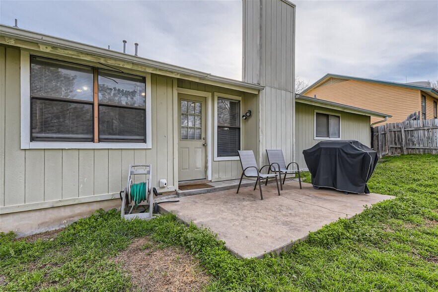 Building Photo - 2302 Frontier Trl