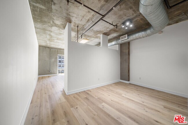 Building Photo - 645 W 9th St