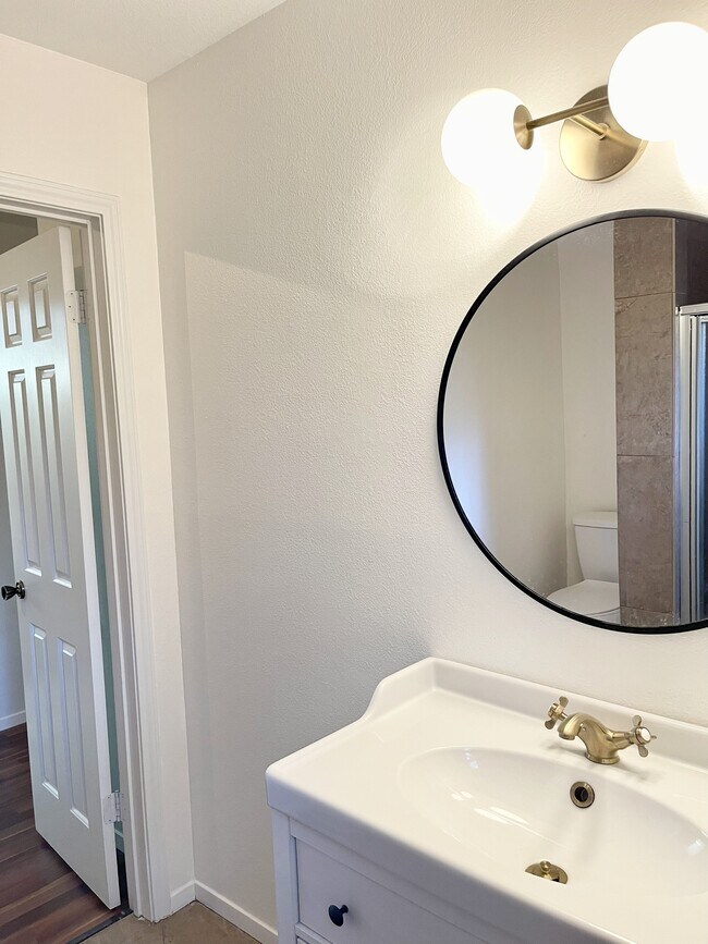 Building Photo - 9417 Aqua Dr