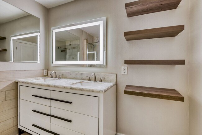 Building Photo - Upgraded 1 Bedroom Condo Near Freeway with Community Pool