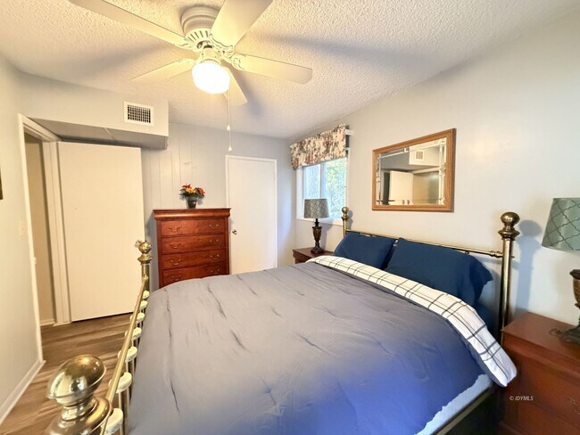 Building Photo - Perfect Long Term Home Close to Town