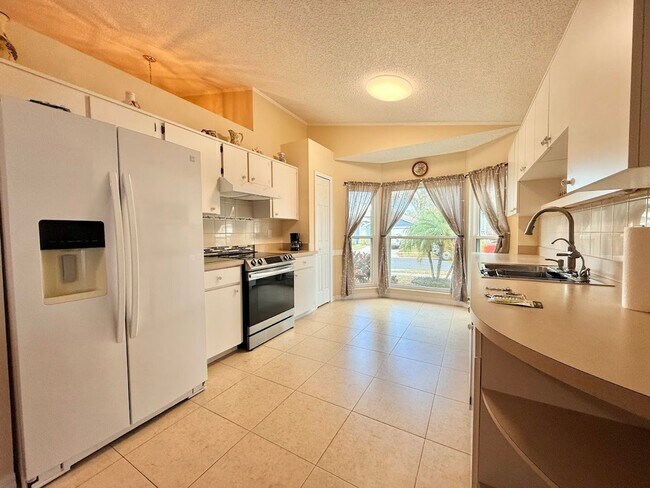 Building Photo - Beautiful Centrally Located 3/2