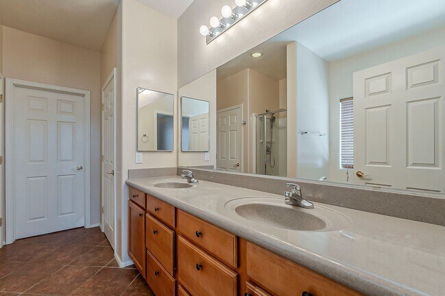 Building Photo - Pet-Friendly 4 Bedroom Rental in Tucson wi...