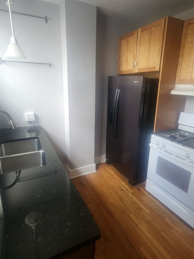 Building Photo - 2 Bedroom 1 bath updated Row Home