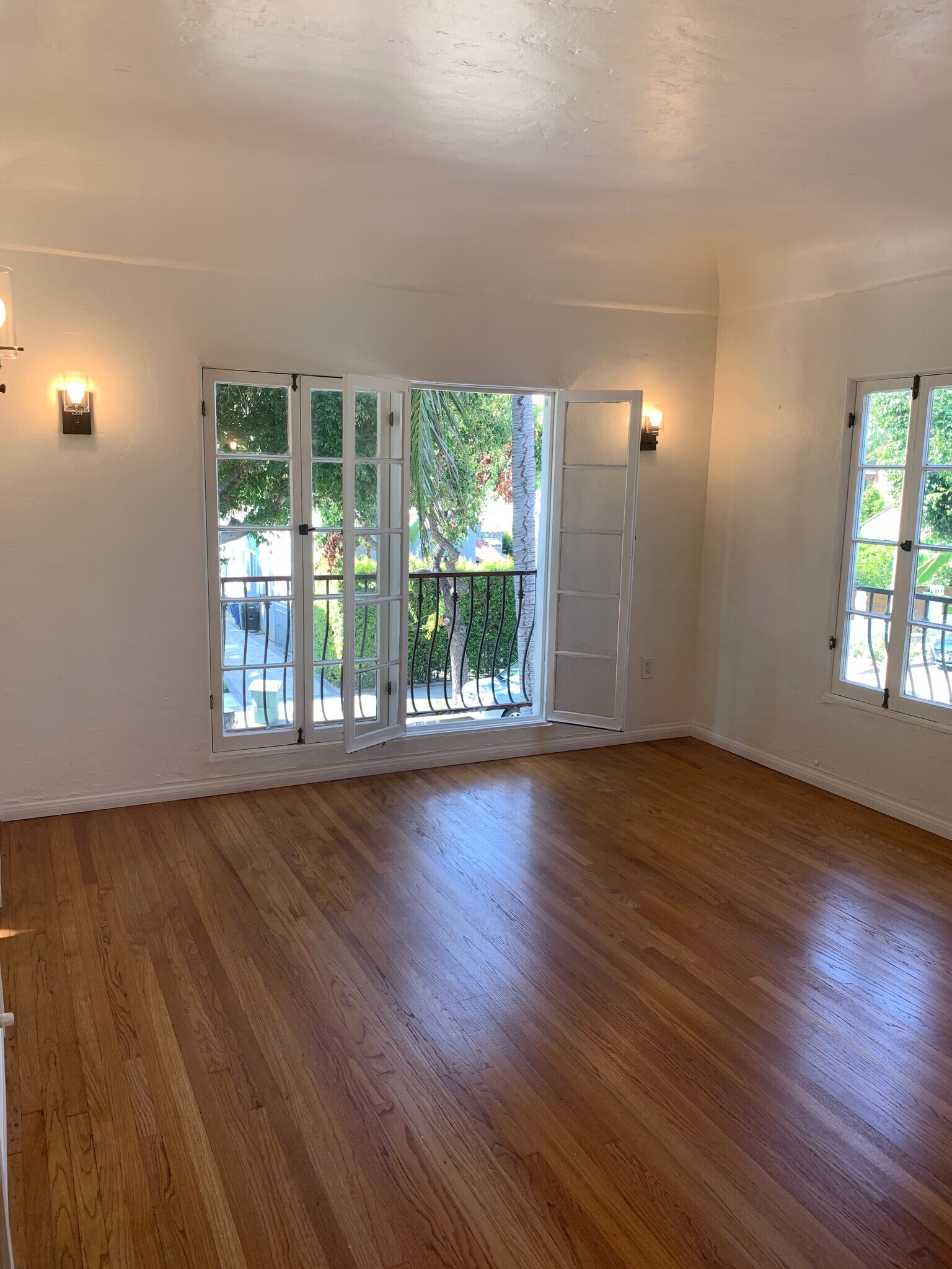 Building Photo - 802 N Sweetzer Ave