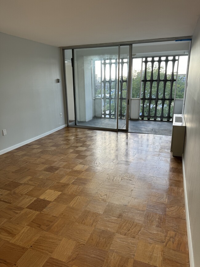 living/dining showing sliding door and balcony - 1301 Delaware Ave SW