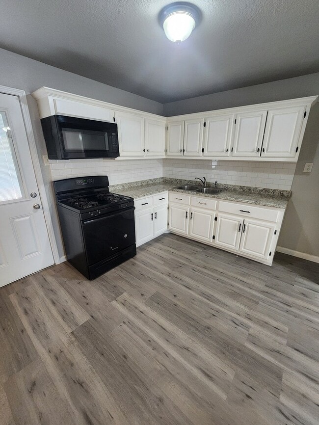 Building Photo - 205 Waverly Dr