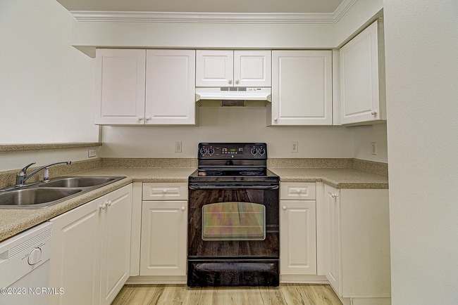 Building Photo - Charming 3 Bed, 2 Bath Home in Wilmington, NC - Must See! Viewings will begin December 8, 2025 wi...