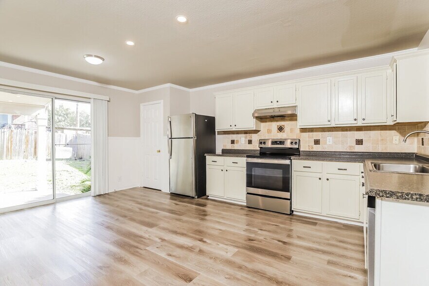 Building Photo - 326 Silver Bit