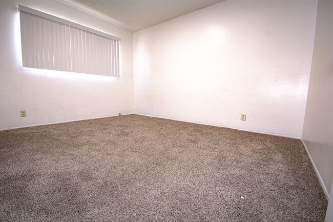 Building Photo - 2Bedroom 1 Bath with 1 Car GR Spacious Apartment Unit -Azusa