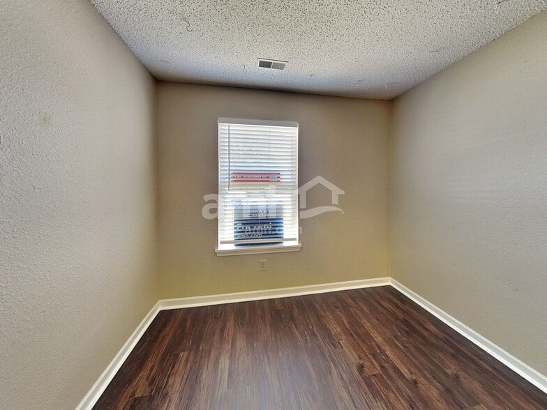 Building Photo - 412 E Pine Ridge Dr