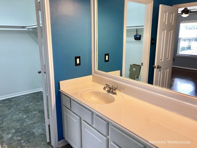 Building Photo - Stunning 3/2.5 townhome in Dominion Estates