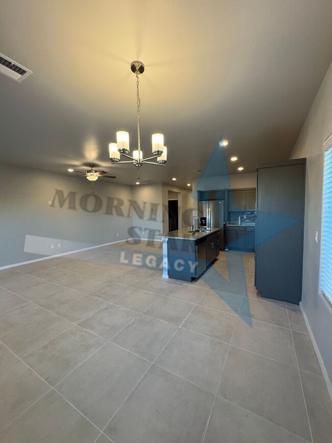 Building Photo - Newer home in desirable Metro area!