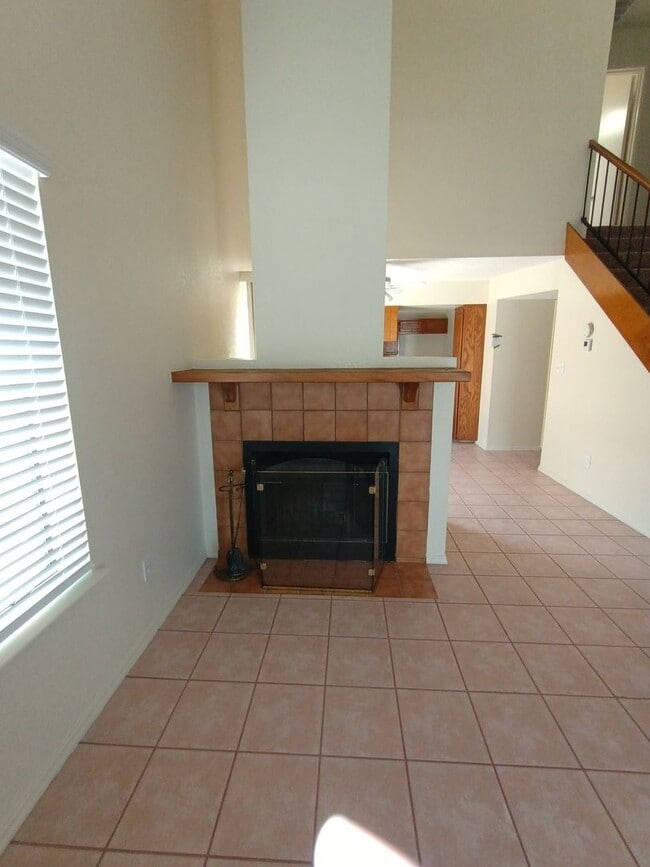 Building Photo - 3 Bedroom 2 Story Home
