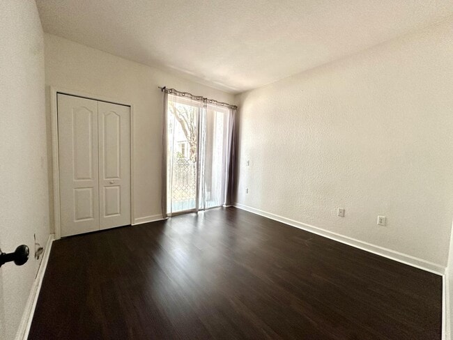 Building Photo - 1002 Shoma Dr