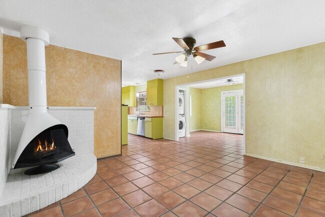 Building Photo - 2 Bed/2 Bath in Northeast Park Subdivision w/ pool