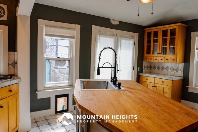 Building Photo - 235 Reed Ave N