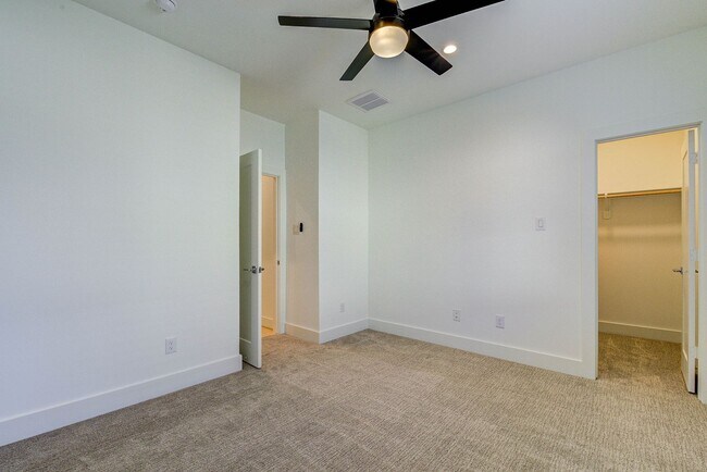 Building Photo - Modern luxury home in well established inn...