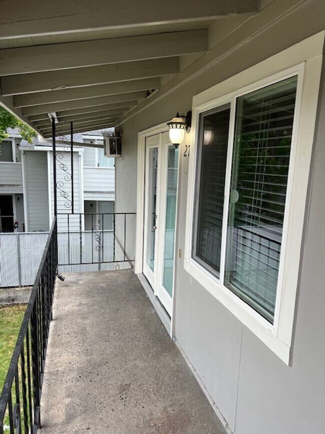 Building Photo - 624 Berrydale Ave