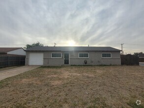Building Photo - 3 bed 2 bath with large backyard!