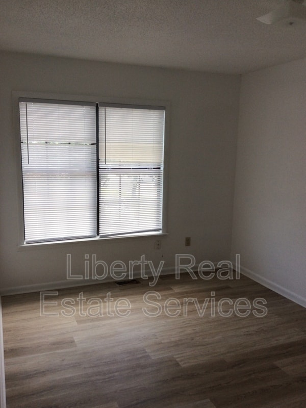 Building Photo - 912 Pineland Ave