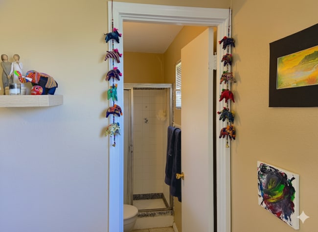 Building Photo - LARGE 4BR/2BA HOUSE FOR RENT