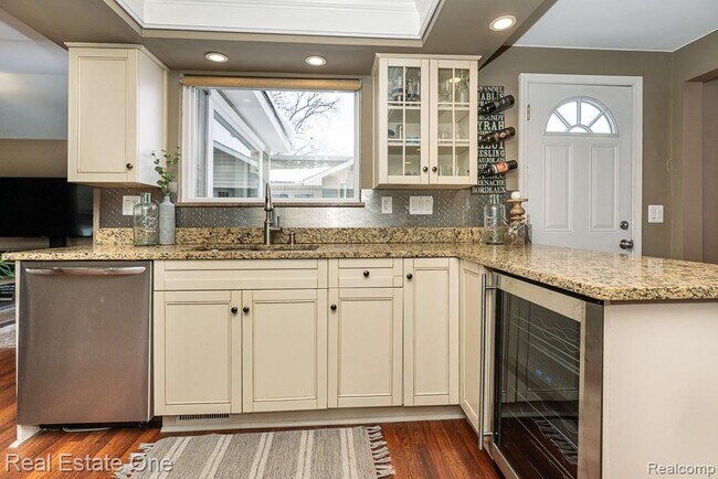 Building Photo - 333 N Helen Ave