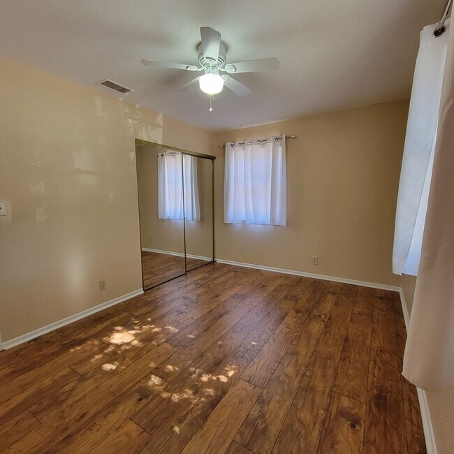 Building Photo - Adorable 2 bed 1.5 bath house with HUGE yard!!