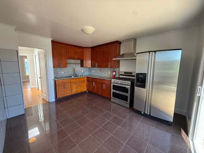 Building Photo - Spacious 3 Bedroom Home Minutes from City ...